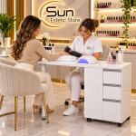 Elegante manicure al Sun Estetic Store