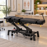 Sala clinica moderna con lettino chiropratico nero